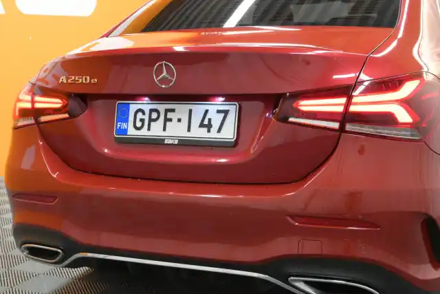 Punainen Sedan, Mercedes-Benz A – GPF-147