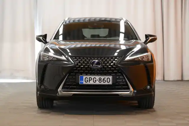 Musta Viistoperä, Lexus UX – GPG-860