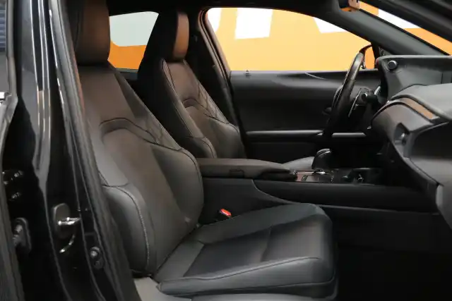 Musta Viistoperä, Lexus UX – GPG-860