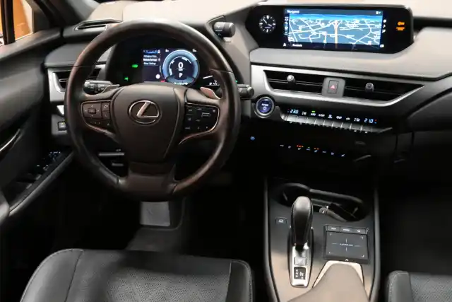 Musta Viistoperä, Lexus UX – GPG-860