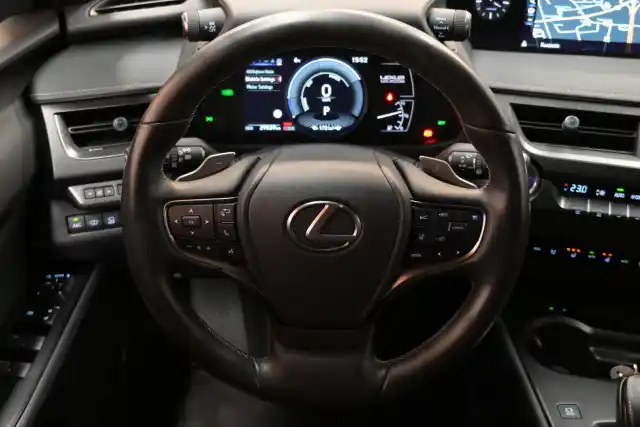 Musta Viistoperä, Lexus UX – GPG-860