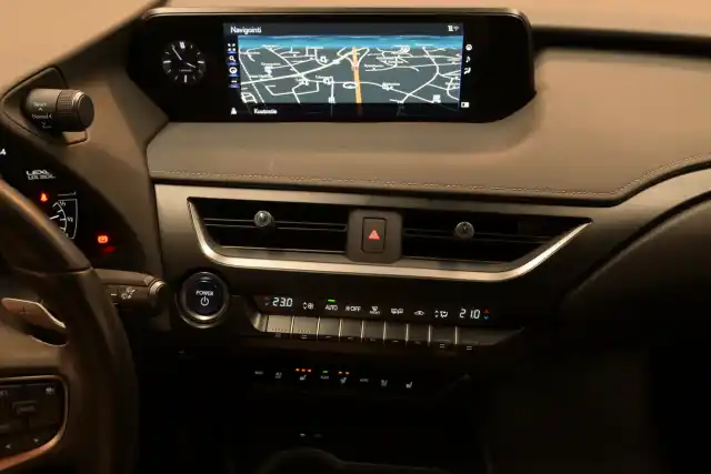 Musta Viistoperä, Lexus UX – GPG-860