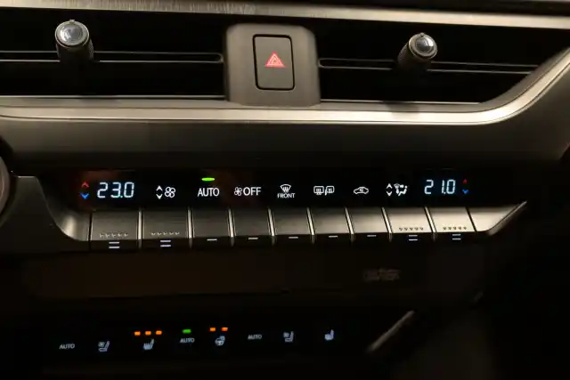 Musta Viistoperä, Lexus UX – GPG-860