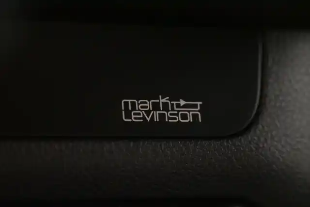 Musta Viistoperä, Lexus UX – GPG-860