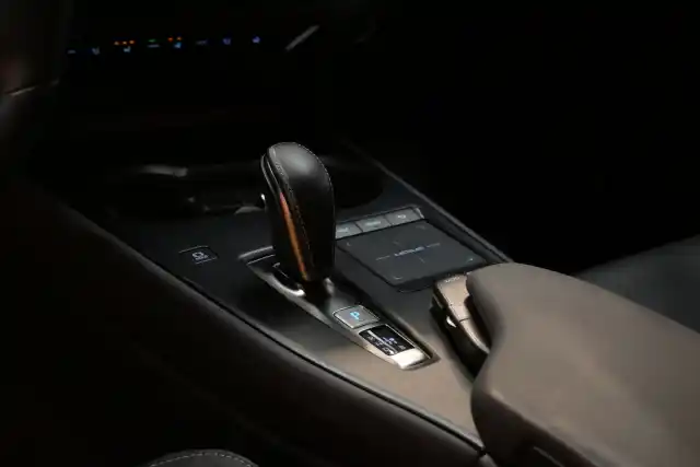 Musta Viistoperä, Lexus UX – GPG-860