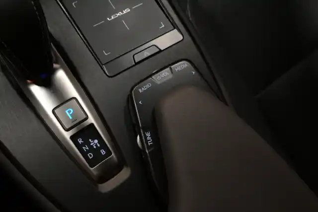 Musta Viistoperä, Lexus UX – GPG-860