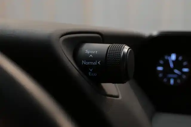 Musta Viistoperä, Lexus UX – GPG-860