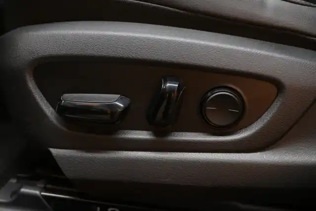 Musta Viistoperä, Lexus UX – GPG-860