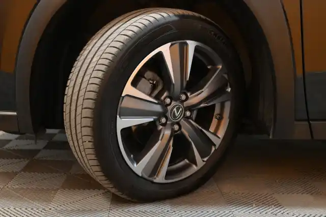 Musta Viistoperä, Lexus UX – GPG-860
