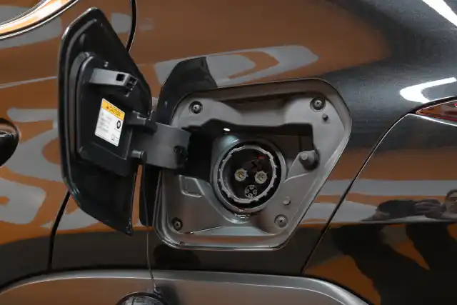 Musta Viistoperä, Lexus UX – GPG-860