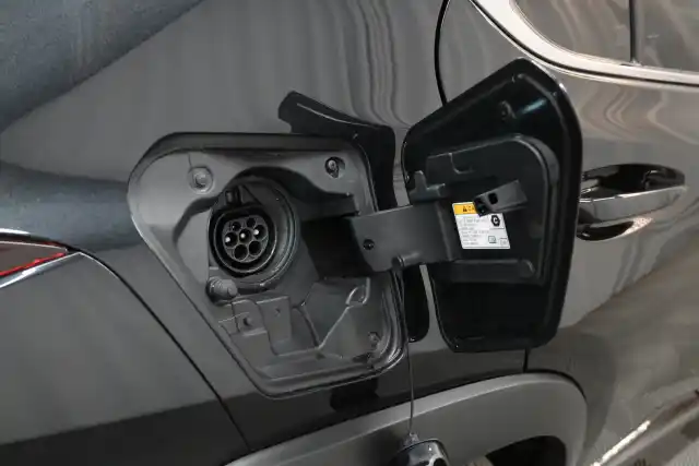 Musta Viistoperä, Lexus UX – GPG-860