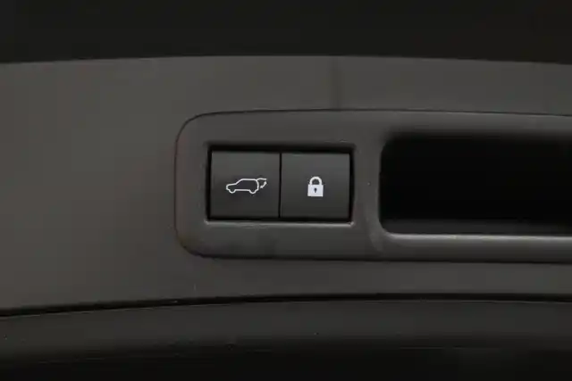 Musta Viistoperä, Lexus UX – GPG-860
