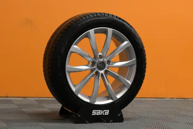 Musta Viistoperä, Lexus UX – GPG-860