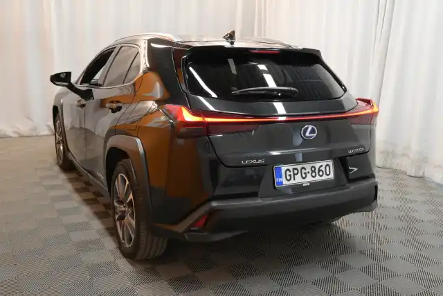 Musta Viistoperä, Lexus UX – GPG-860