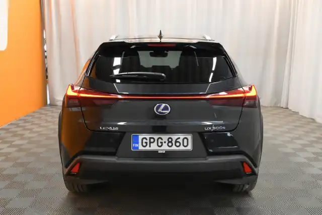 Musta Viistoperä, Lexus UX – GPG-860