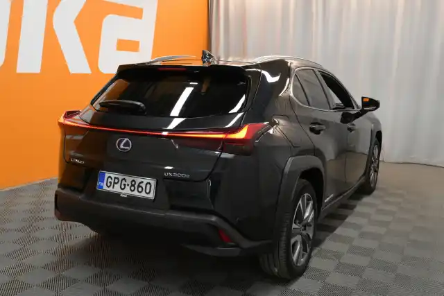 Musta Viistoperä, Lexus UX – GPG-860