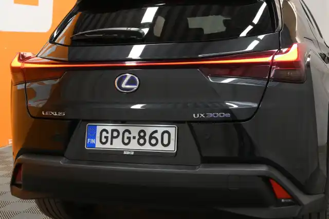 Musta Viistoperä, Lexus UX – GPG-860