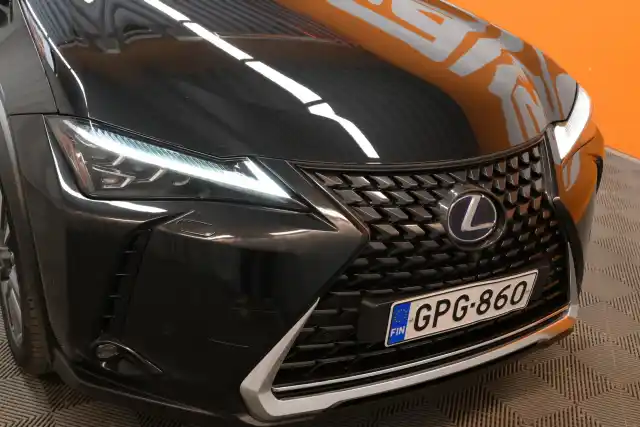 Musta Viistoperä, Lexus UX – GPG-860
