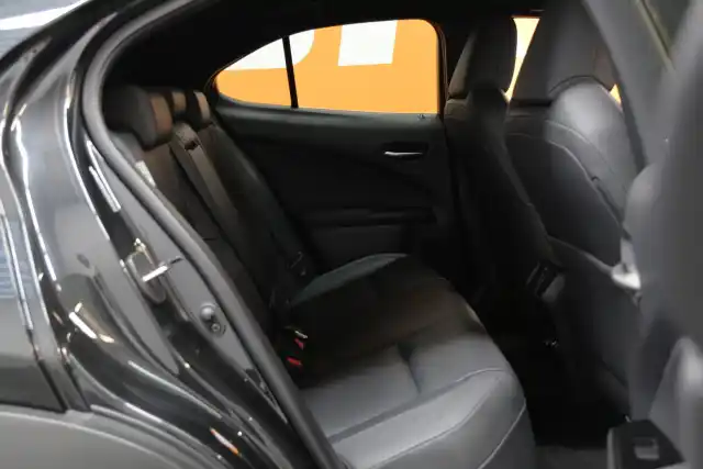 Musta Viistoperä, Lexus UX – GPG-860