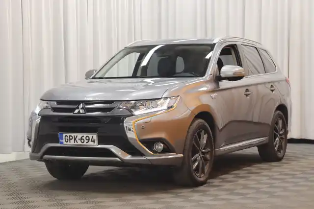 Harmaa Maastoauto, Mitsubishi Outlander PHEV – GPK-694