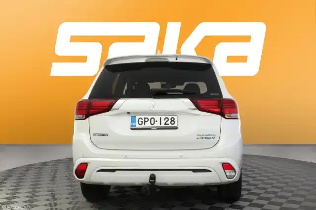 Valkoinen Maastoauto, Mitsubishi Outlander – GPO-128