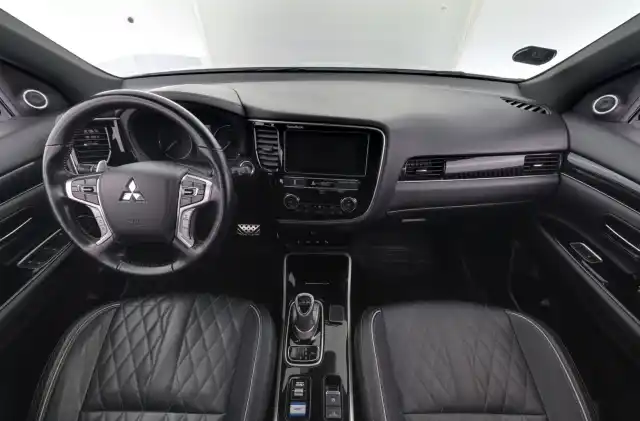 Valkoinen Maastoauto, Mitsubishi Outlander – GPO-128