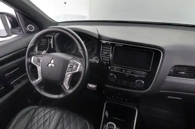Valkoinen Maastoauto, Mitsubishi Outlander – GPO-128