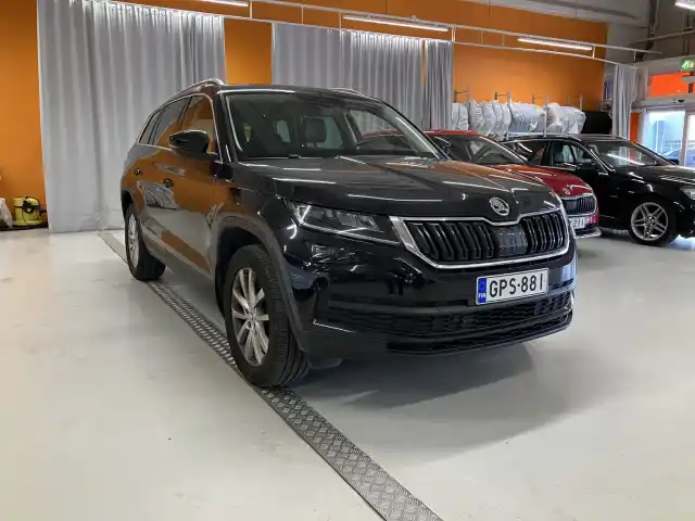 Musta Maastoauto, Skoda Kodiaq – GPS-881