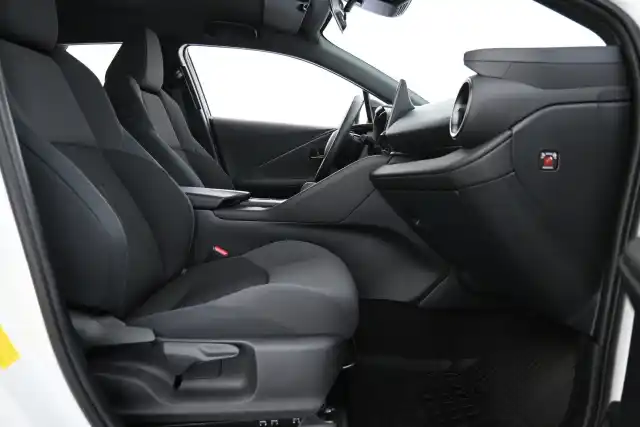 Valkoinen Maastoauto, Toyota C-HR – GRB-943