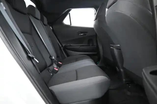 Valkoinen Maastoauto, Toyota C-HR – GRB-943