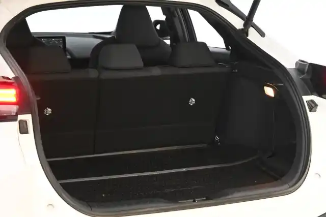 Valkoinen Maastoauto, Toyota C-HR – GRB-943