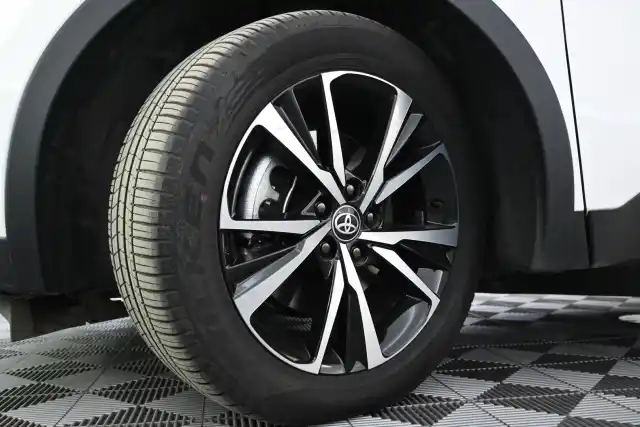 Valkoinen Maastoauto, Toyota C-HR – GRB-943