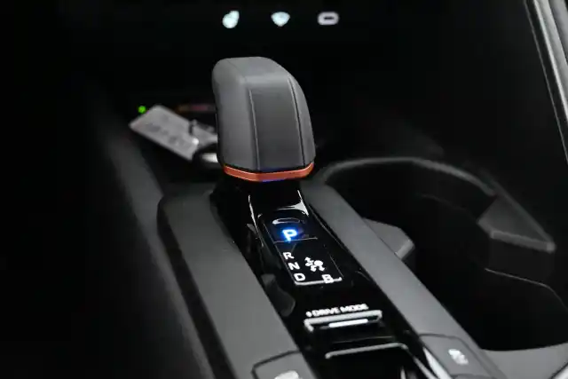 Valkoinen Maastoauto, Toyota C-HR – GRB-943