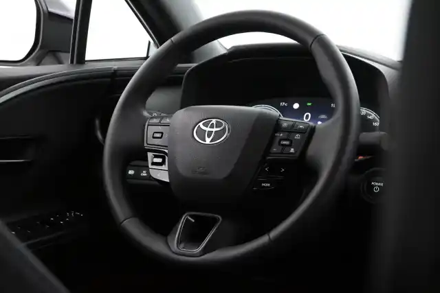 Valkoinen Maastoauto, Toyota C-HR – GRB-943
