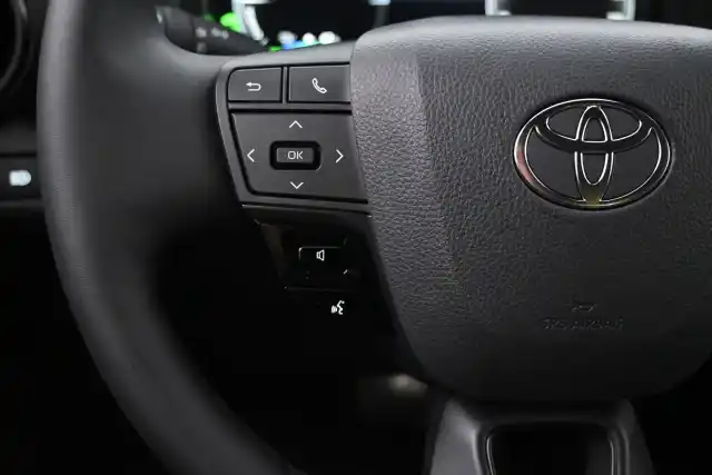 Valkoinen Maastoauto, Toyota C-HR – GRB-943
