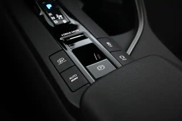 Valkoinen Maastoauto, Toyota C-HR – GRB-943