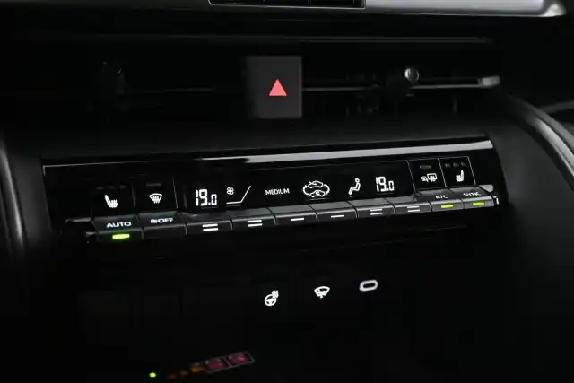 Valkoinen Maastoauto, Toyota C-HR – GRB-943