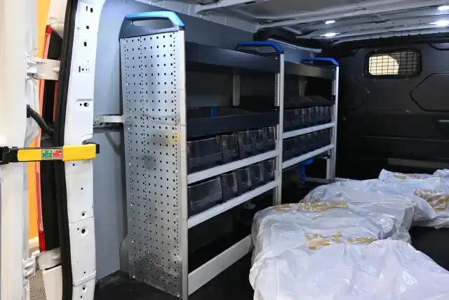 Valkoinen Pakettiauto, Ford Transit Custom – GTG-429