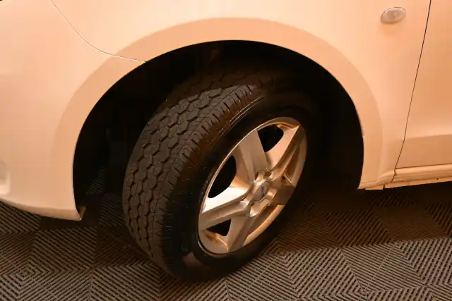 Valkoinen Pakettiauto, Mercedes-Benz Vito – GZU-249
