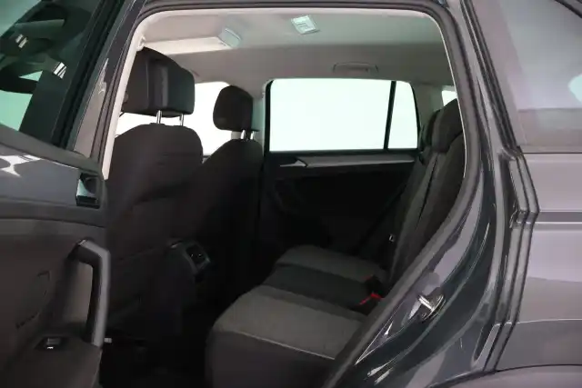 Harmaa Maastoauto, Volkswagen Tiguan – GZX-193