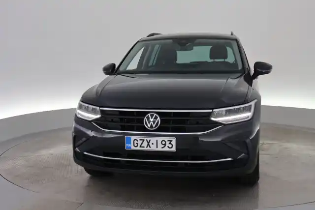 Harmaa Maastoauto, Volkswagen Tiguan – GZX-193