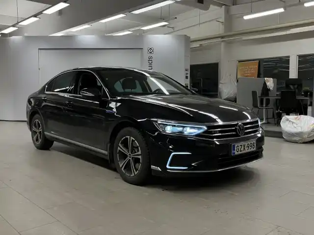 Musta Sedan, Volkswagen Passat – GZX-998