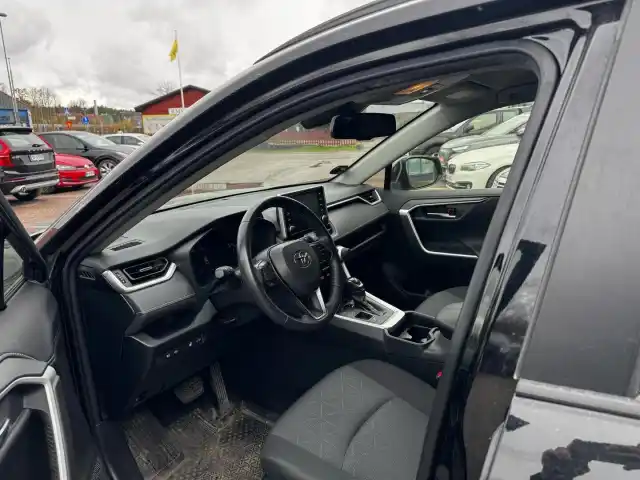 Musta Maastoauto, Toyota RAV4 – GZY-800