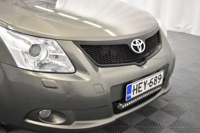 Vihreä Farmari, Toyota Avensis – HEY-689