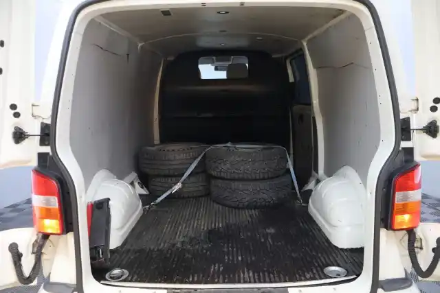 Valkoinen Pakettiauto, Volkswagen Transporter – HEZ-609