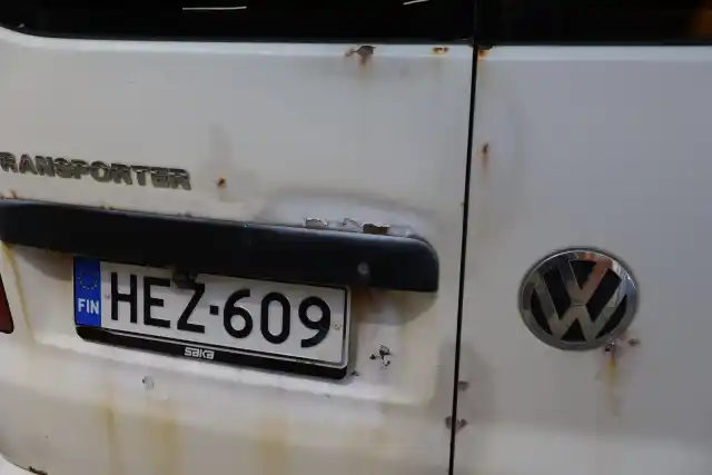Valkoinen Pakettiauto, Volkswagen Transporter – HEZ-609