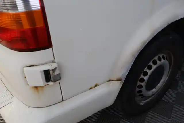 Valkoinen Pakettiauto, Volkswagen Transporter – HEZ-609