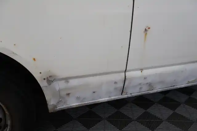 Valkoinen Pakettiauto, Volkswagen Transporter – HEZ-609