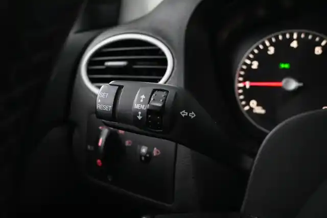 Harmaa Farmari, Ford Focus – HJI-127