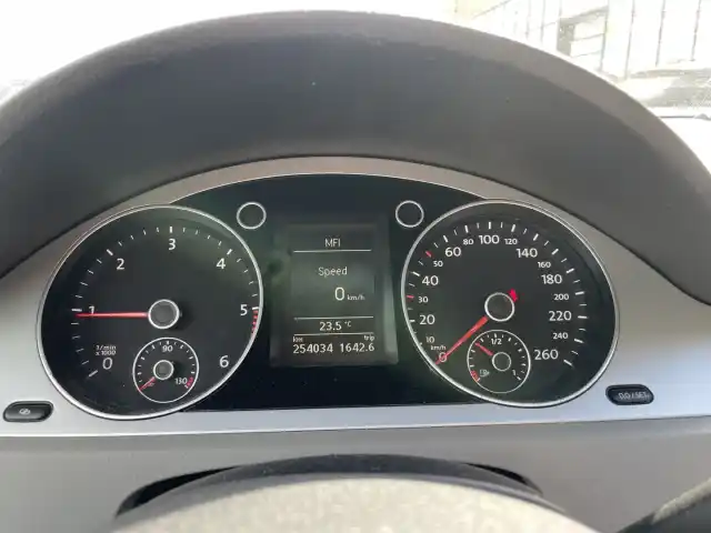 Harmaa Farmari, Volkswagen Passat – HKY-821